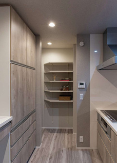 キッチンから数歩でアクセスできる大容量のパントリー