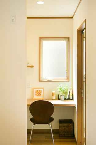 キッチンの奥に用意されたワーキングスペース。雑誌を眺めたり、パソコンスペースにしたり、ちょっとした作業台にも。奥さまが自分の時間を取り戻す空間