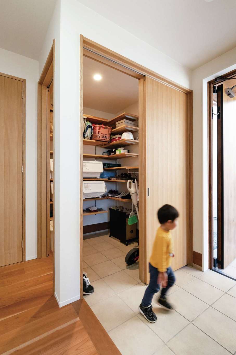 仲田工務店【自然素材、省エネ、間取り】玄関の土間収納に可動棚をつけ、キャンプ、BBQなどのアウトドア用品置き場に