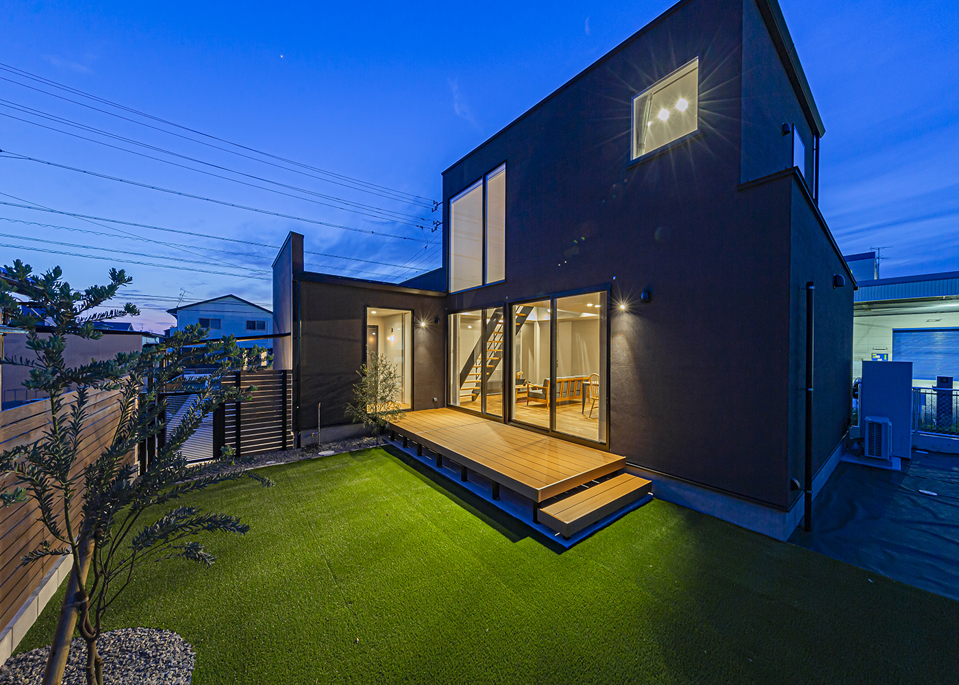 ARRCH アーチ【間取り、ペット、建築家】広い芝生の庭とウッドデッキは、愛犬の大のお気に入り。庭はL時型の建物で囲まれているので、周囲の視線を気にせずくつろげる