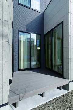 リビングの隣にある中庭。窓を開けてリビングとひとつなぎにすれば
開放感抜群な心地よい空間がうまれます。