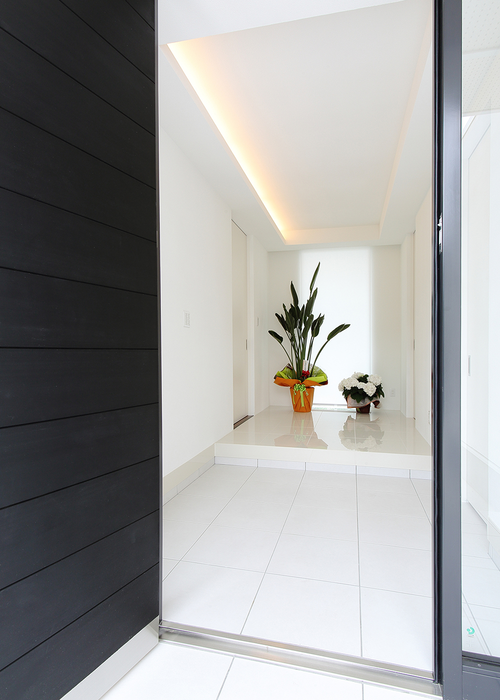 丸昇彦坂建設【デザイン住宅、間取り、ガレージ】奥行きと広さを感じるデザイン玄関は、ほかの部屋へのアプローチがよく考えられている
