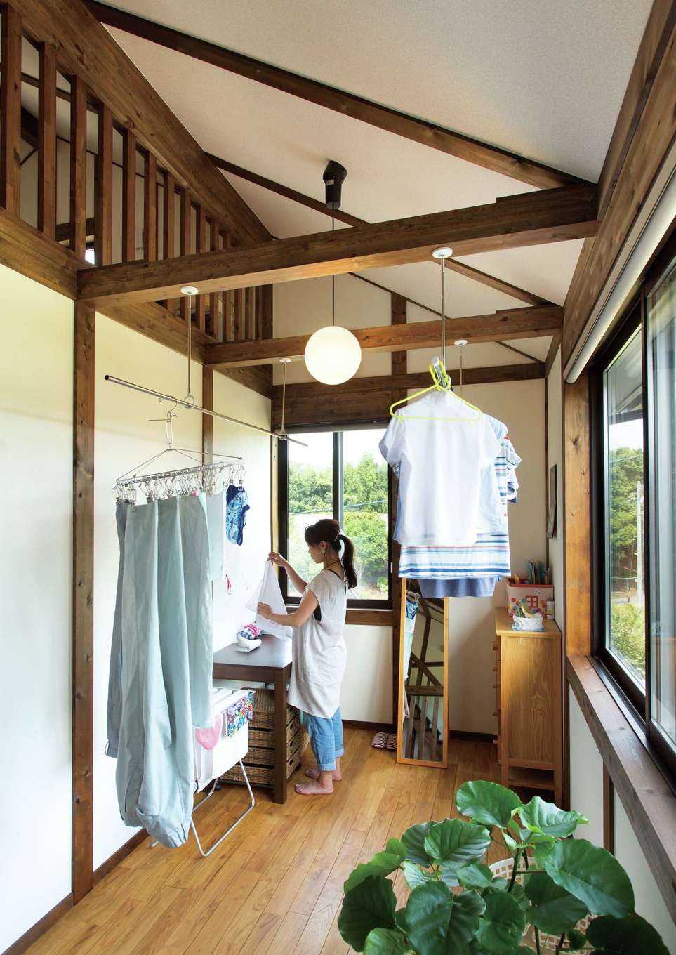 サイエンスホーム【デザイン住宅、自然素材、間取り】日当たりのいい部屋干しスペースは家事育児に追われる奥さまのマストアイテム。身長の高さに合わせてアイロン台も造作した。小屋裏と会話もできるので、楽しみながら家事ができる