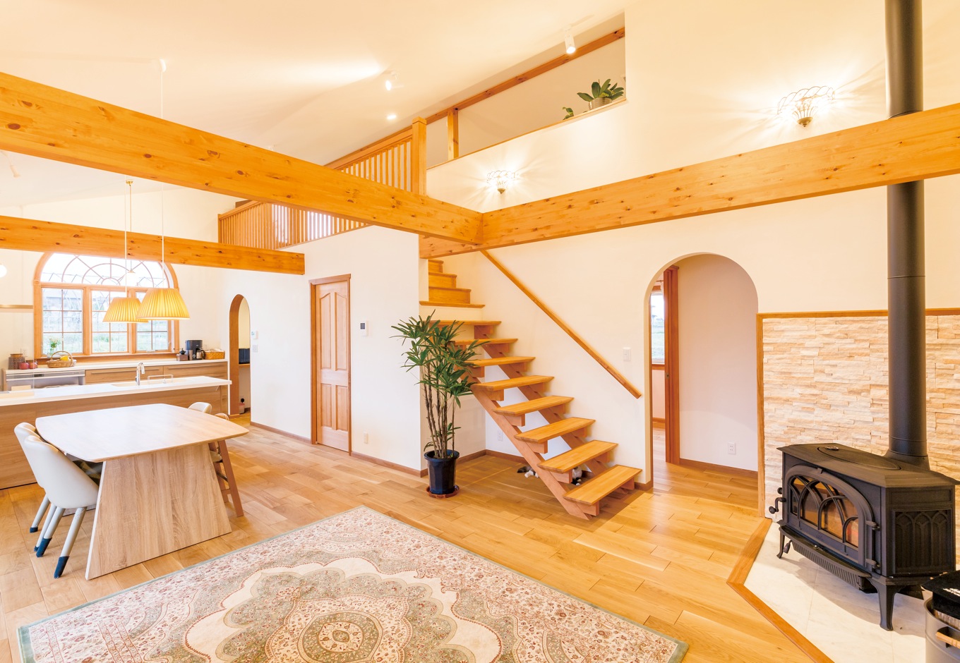 片桐建設【デザイン住宅、子育て、輸入住宅】LDKは、細かく仕切らず、大きなひとつの空間に。木窓のほかにも随所にアーチのデザインを採用した