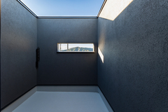 窓から稜線を望むことができる2階テラス。

