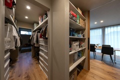 パントリーを抜けるとウォークスルークローゼット、さらにその奥には寝室が。 遊び心のある間取りが完成した。