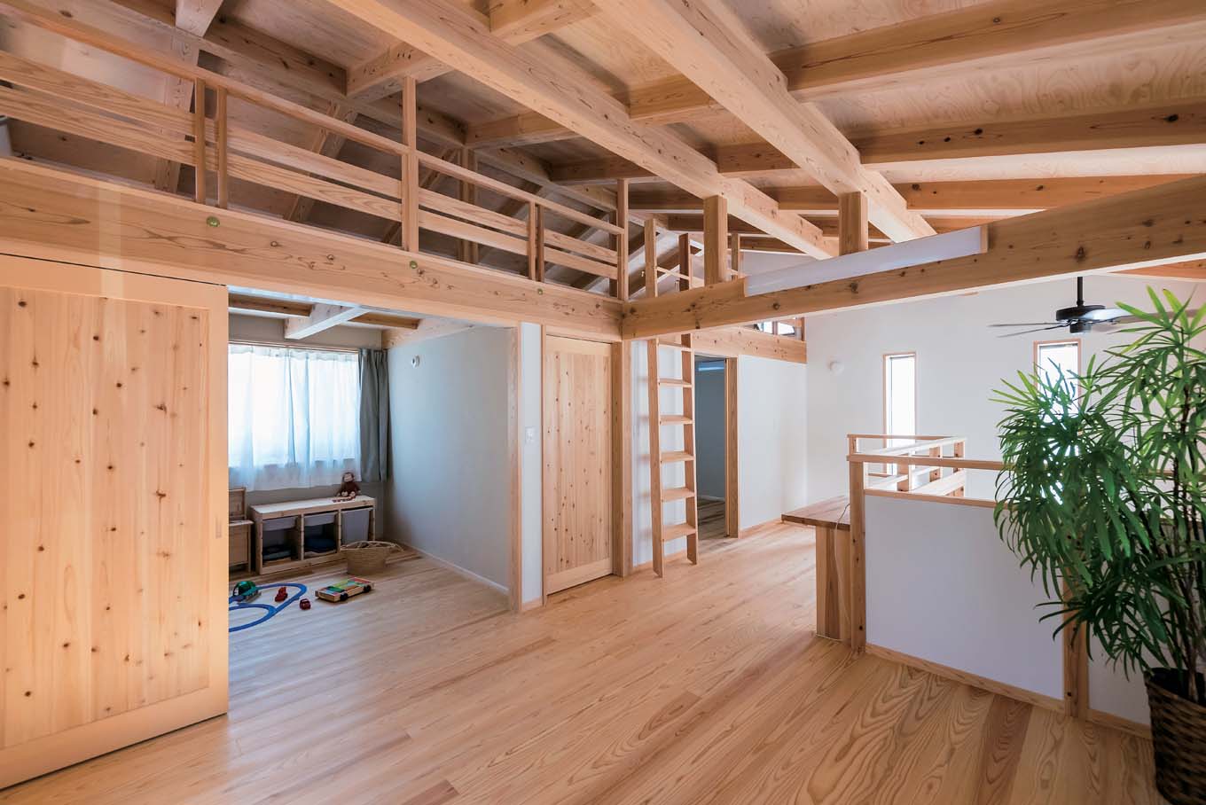 アクトホーム【収納力、自然素材、省エネ】2階のフリースペース。上吊戸を採用したことで敷居をなくし、こども部屋の扉を開けるとより広々とした遊びの空間に。将来は寝室として間仕切ることもできる。上部は12畳大のロフト