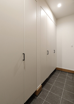 シューズクロークは大容量を確保。家族4人分の靴や、アウトドア用品をラクラク収納ができる