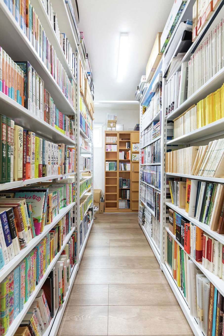 芹工務店【デザイン住宅、趣味、間取り】4畳の書庫には家族が所有する本が5000冊ほど収納されている。2階には6畳の寝室も備わる