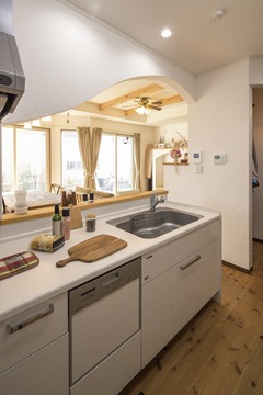 明るくオープンなキッチン。リビングやダイニングにも目が届きやすく、家族とのコミュニケーションが取りやすいデザイン