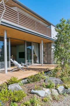 軒の深いテラスはリビングとのつながりを感じていただけます。床とウッドデッキはフラットにつながり、天井と軒の素材感も統一。奥行きのある広々とした空間を感じていただけます。
リビングと繋がりのある外の空間 軒の深いテラスはリビングとのつながりを感じていただけます。床とウッドデッキはフラットにつながり、天井と軒の素材感も統一。奥行きのある広々とした空間を感じていただけます。