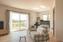 暖かい肌触りの床は無垢のカバザクラで、真冬でもスリッパ要らず。天井と壁は塗り壁材を塗って仕上げています。