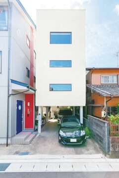 実家の隣の狭小地に建つA邸。鉄骨のピロティをそのまま活かし、吹抜けの2階建てを提案した。コンパクトな外観と開放感のある室内とのギャップも面白い。外壁は耐久性、断熱性、防火性、遮音性に優れた37ミリ厚のALC（軽量気泡コンクリート）を標準で使用