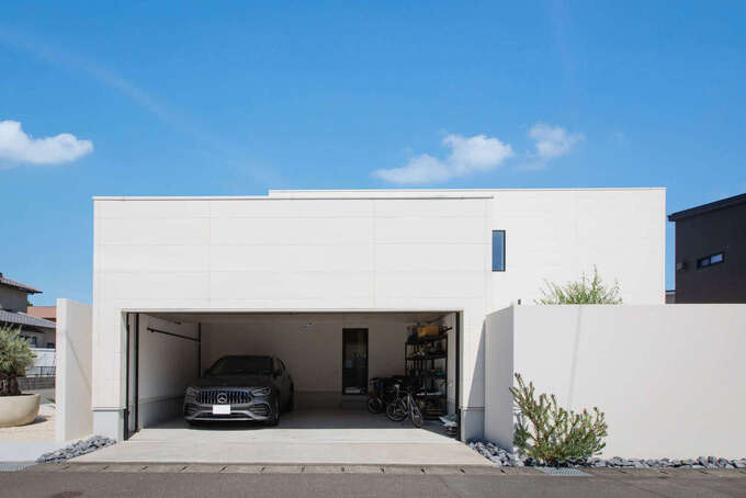 南側の道路に面してビルトインガレージを設置