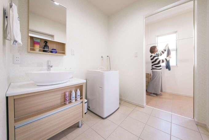 脱衣所すぐ横に設置したランドリールーム。夫婦で家事を分担するFさん夫婦にとって、洗濯物の時間短縮にはサンルームが最適！ 少しでも太陽の光を浴びられるように窓すぐ近くに埋込物干しを設置した。雨の日も、花粉の時期も安心だ。