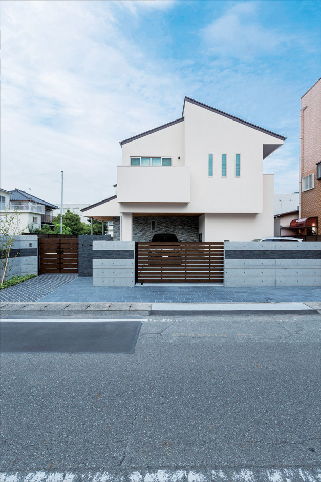 -delphi- デルフィ（藤井建築事務所） 【デザイン住宅、建築家、鉄骨鉄筋コンクリート構造】2階建てだが３階建てに匹敵する高さで、２階の居室は勾配天井になっている。塀の黒いボーダーラインは天然石