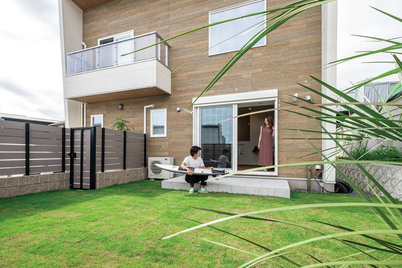 ぽっくハウス【リプルス】【デザイン住宅、趣味、間取り】庭のある暮らしに憧れていたお二人。外からの視線が気にならないようフェンスを設け、BBQを楽しんだり、サーフボードの手入れをしたり。夜は美しくライトアップ！