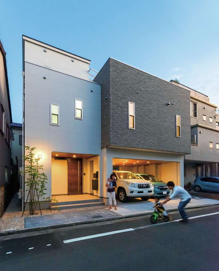 アイワホームサービス【デザイン住宅、屋上バルコニー、ガレージ】ガレージと玄関ポーチの照明もスタイリッシュにデザイン