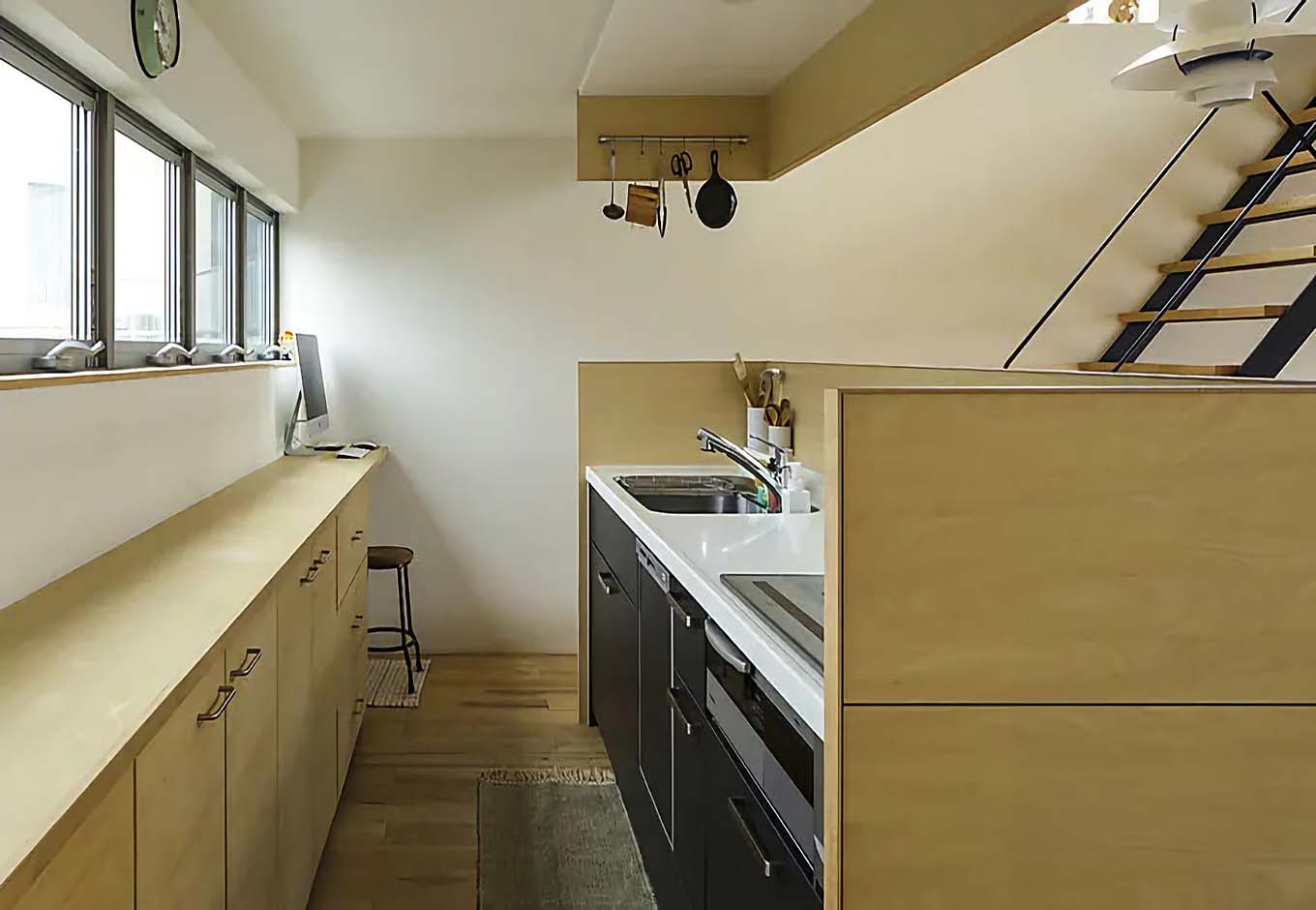 積水ハウス【デザイン住宅、間取り】2方向から光が入る、明るいキッチン。リビングより高い位置にあり、調理中は眺望が楽しめる。背後に配した窓のおかげで、視線も気にならない