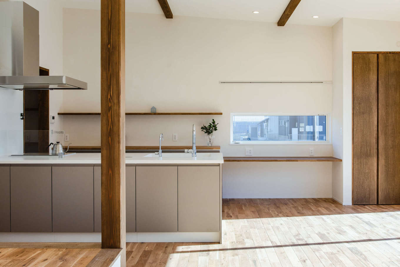 Select工房【デザイン住宅、間取り、平屋】キッチン横にはワークスペースを設けて仕事と家事がすぐに切り替えられる