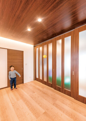 リビングの一部は仕切って個室として使うこともできる。来客のお泊まりスペースに便利