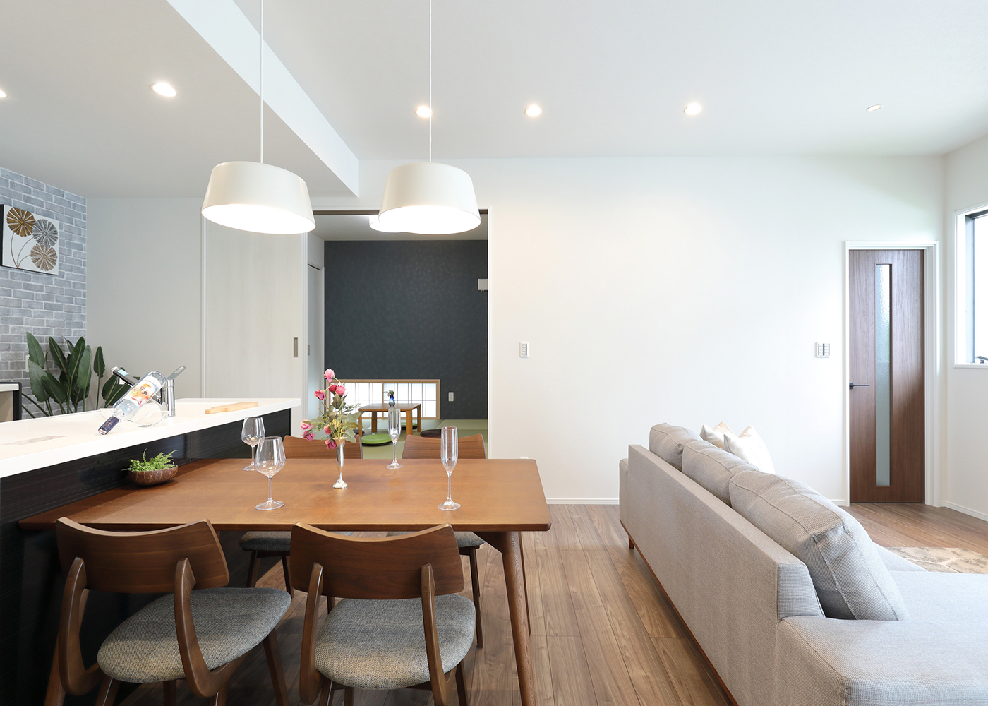 丸昇彦坂建設【デザイン住宅、和風、間取り】内装はグレージュでモダンにまとめリビング内のスチール階段がアクセントになっている