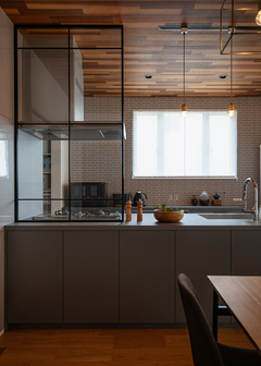 キッチンの天井はレッドシダー柄のクロス