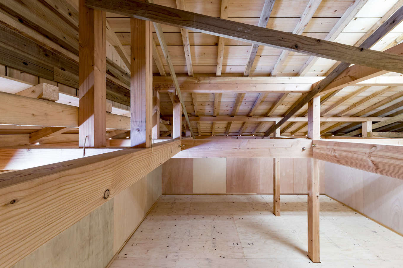 ガレージハウス ISHIKAWA/石川興建【和風、夫婦で暮らす、間取り】屋根裏を収納空間として有効活用。普段は使わないものをまとめて収納できるので、1階の生活スペースがすっきり片付く