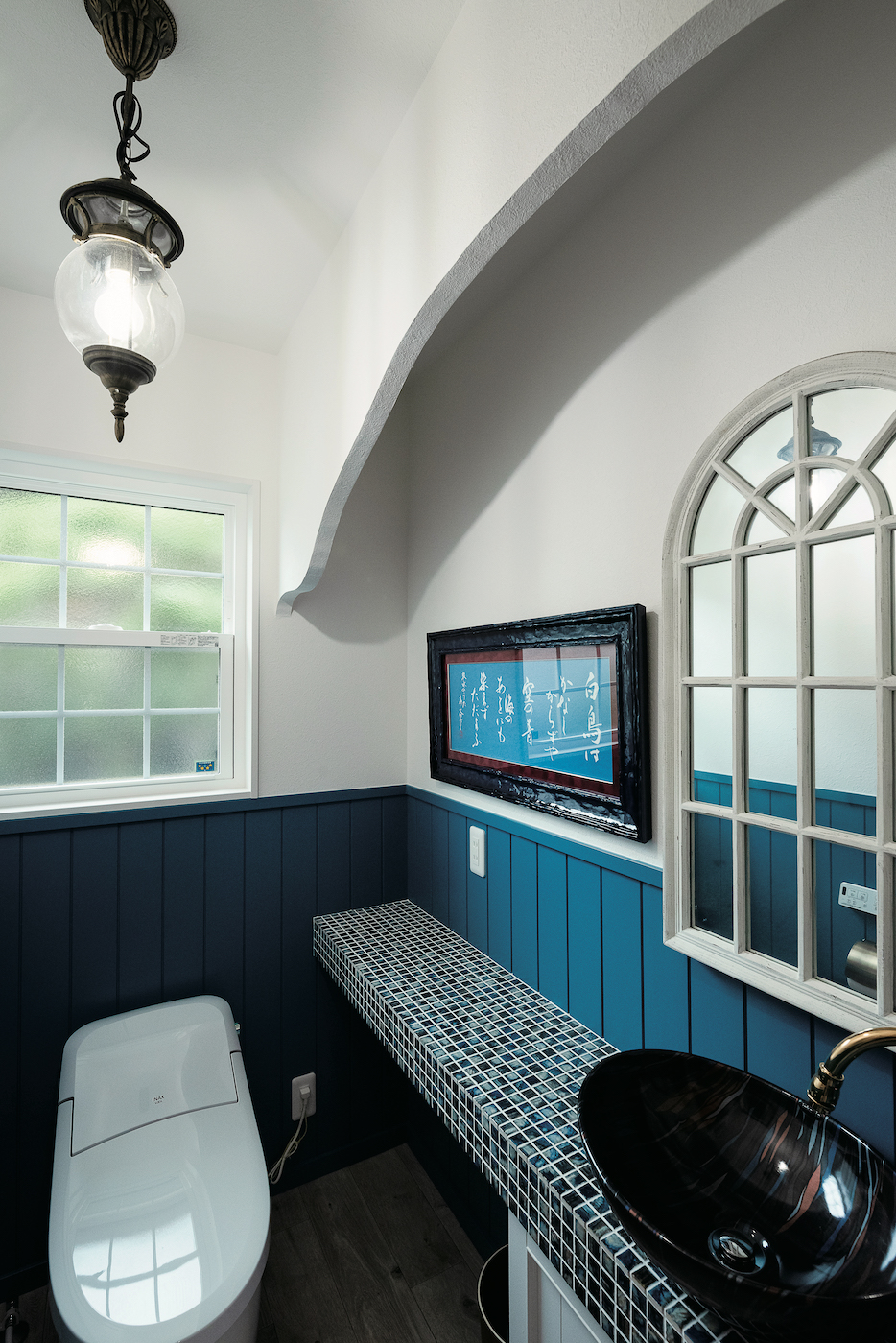 富士ホームズデザイン【デザイン住宅、自然素材、高級住宅】腰壁やタイルを青で統一したトイレ。タイルを使ってもかわいくなりすぎない絶妙なコーディネート