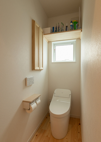 収納扉や背面のカウンターは造作。トイレはナチュラルで落ち着く空間に