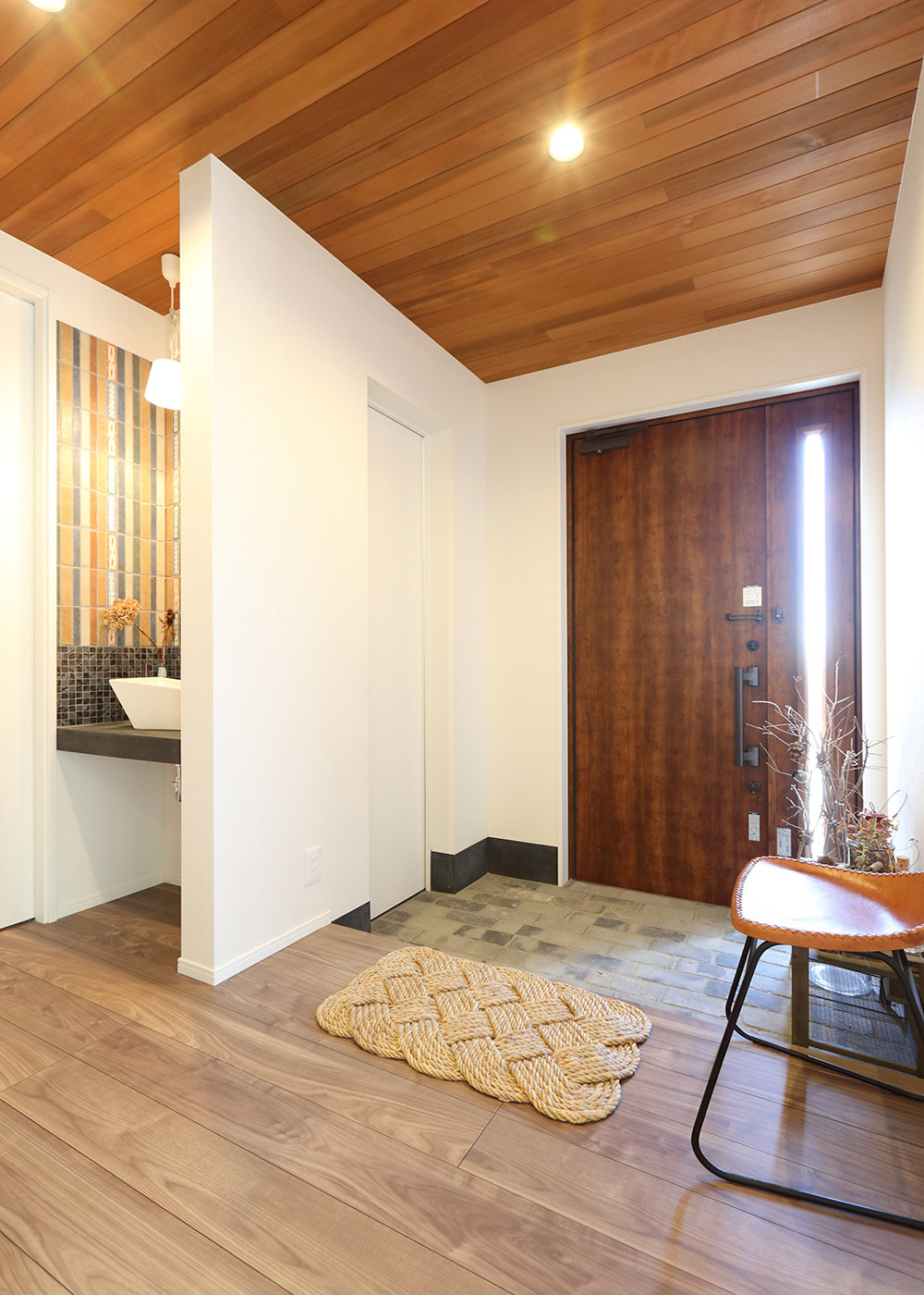 丸昇彦坂建設【デザイン住宅、趣味、インテリア】ウォークスルーでシューズクローゼットを利用できる動線に、洗面台を設置。タイルと人工大理石がお手入れも楽にしてくれる