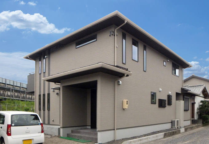 落ち着いた中間色のベーシックな外観で、重厚感のあるたたずまい