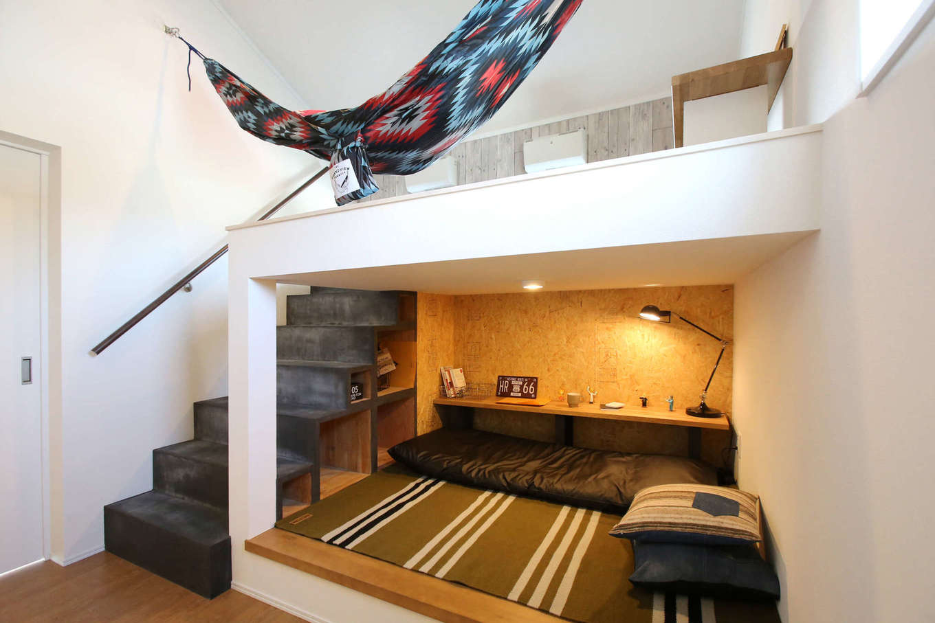片桐建設【デザイン住宅、間取り、スキップフロア】2階のスキップフロア。大人の隠れ家のような書斎はリモートワークが増えた今、大いに役立っている。上はロフトになっている