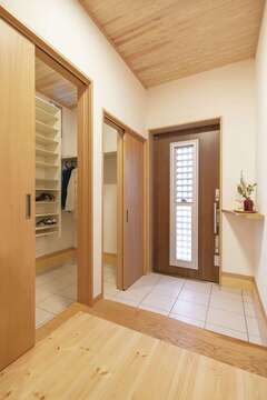 玄関には2世帯分の靴や荷物が入る大容量のシューズクロークを設置