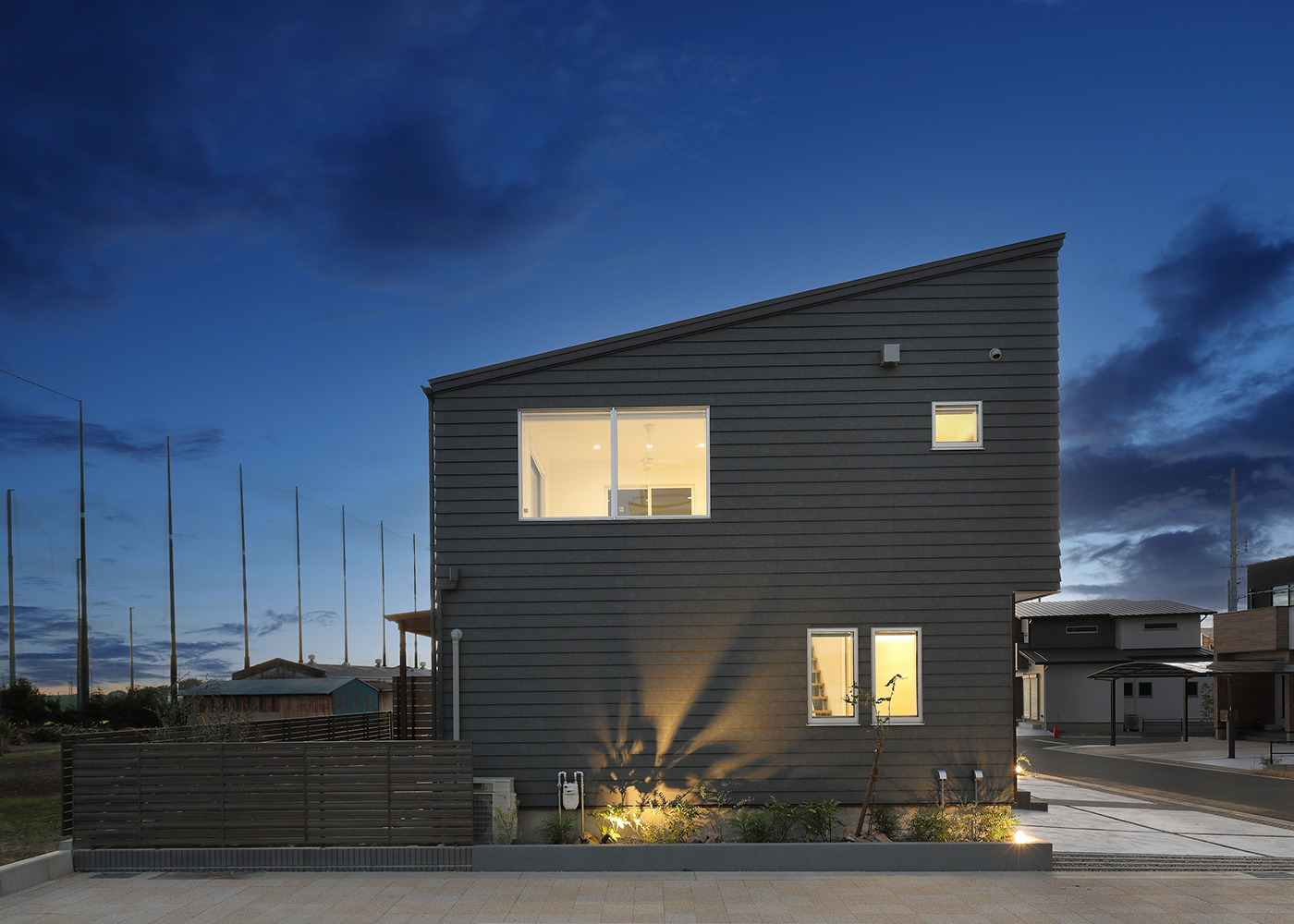 丸昇彦坂建設【デザイン住宅、趣味、間取り】夕景に映える勾配天井のシャープなライン