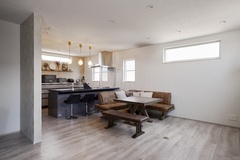 光がたっぷり差し込む2階リビング。
日中は照明を付けずに自然光だけで快適に過ごせる。隣家からのプライバシーも守られており、安心してくつろげる空間。