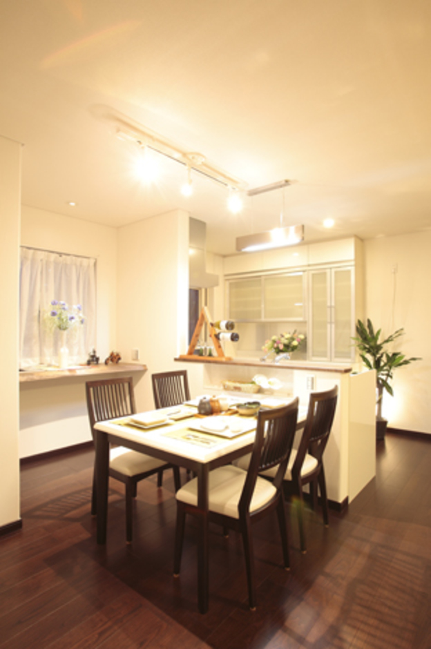 ダイニング。奥様がキッチンにいても料理をしながら部屋中を見渡せる