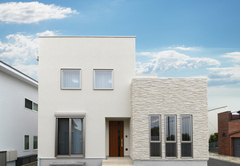 キュービックを組み合わせた外観。凹凸のある外壁材が真っ白な建物に奥行き感のある表情を生み出す