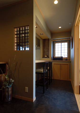 カウンター式のダイニングで料亭のような雰囲気に。対面でコミュニケーションをとりながら食事を楽しむことができる