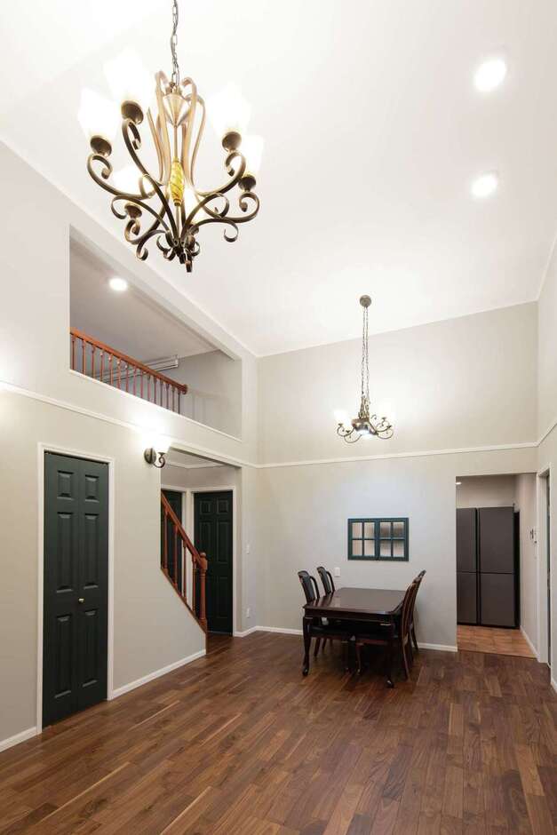 吹抜けの開放感あふれる22畳のLDK。5畳のロフトは多目的スペース