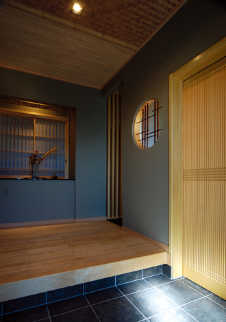 縦格子と竹で出来た飾りが和の雰囲気を高めている