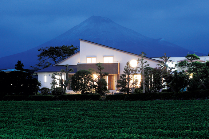 夜景では巧みな照明計画により窓から暖かな灯りが漏れる