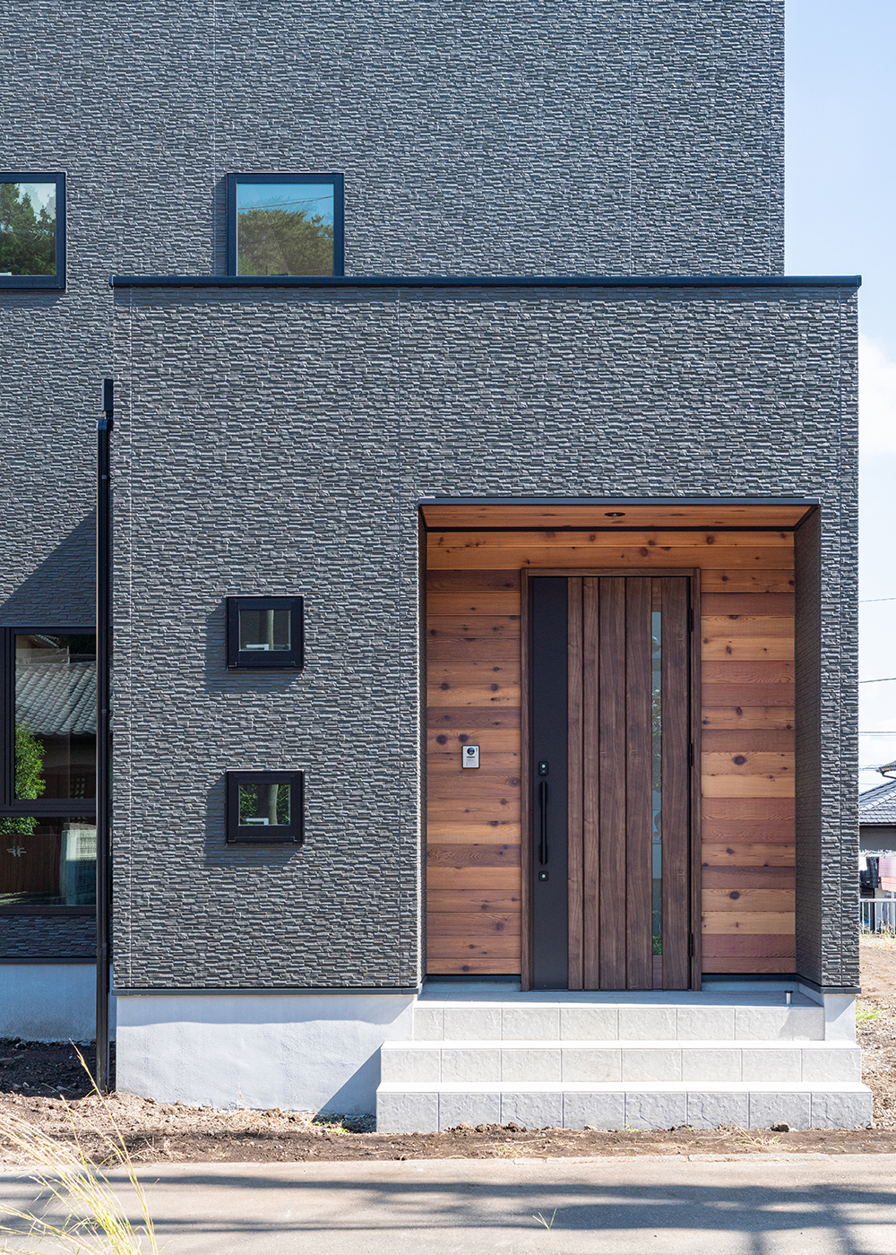 丸宗建設【デザイン住宅、間取り、インテリア】無垢のレッドシダーをあしらった玄関ポーチ。木のぬくもりと洗練されたデザインが家族やゲストをあたたかく迎える