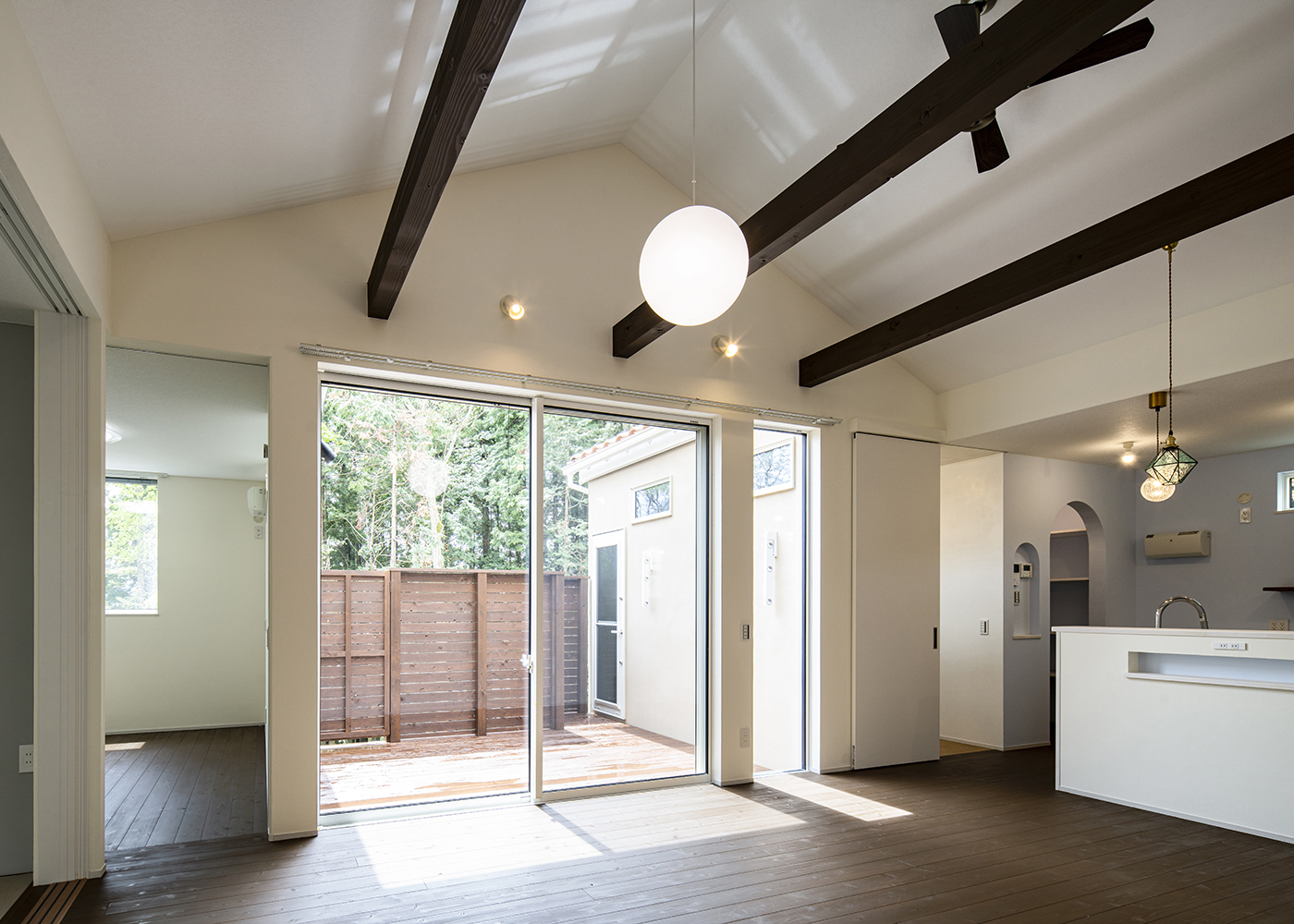 Dairyu Home（シンプルノート御殿場・小山・裾野）【輸入住宅、自然素材、夫婦で暮らす】キッチンからリビングを見渡せるため、コミュニケーションもスムーズ