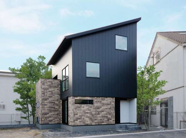 静鉄ホームズ｜ガルバリウム鋼板と木目調のサイディングを組み合わせた山小屋風デザインの外観