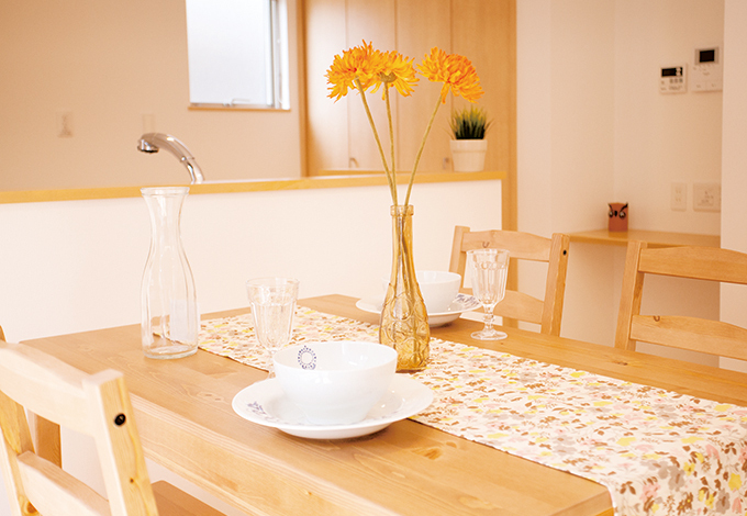 ダイニング右手奥の壁には小さなカウンターが設けられ、ノートパソコンなどが置ける。奥さまのワークスペースに