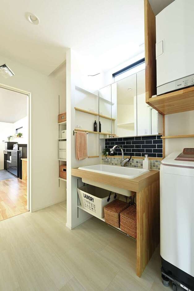 予算的に難しかった洗面台は造作したことでコストダウンに。かえってオシャレな雰囲気になった