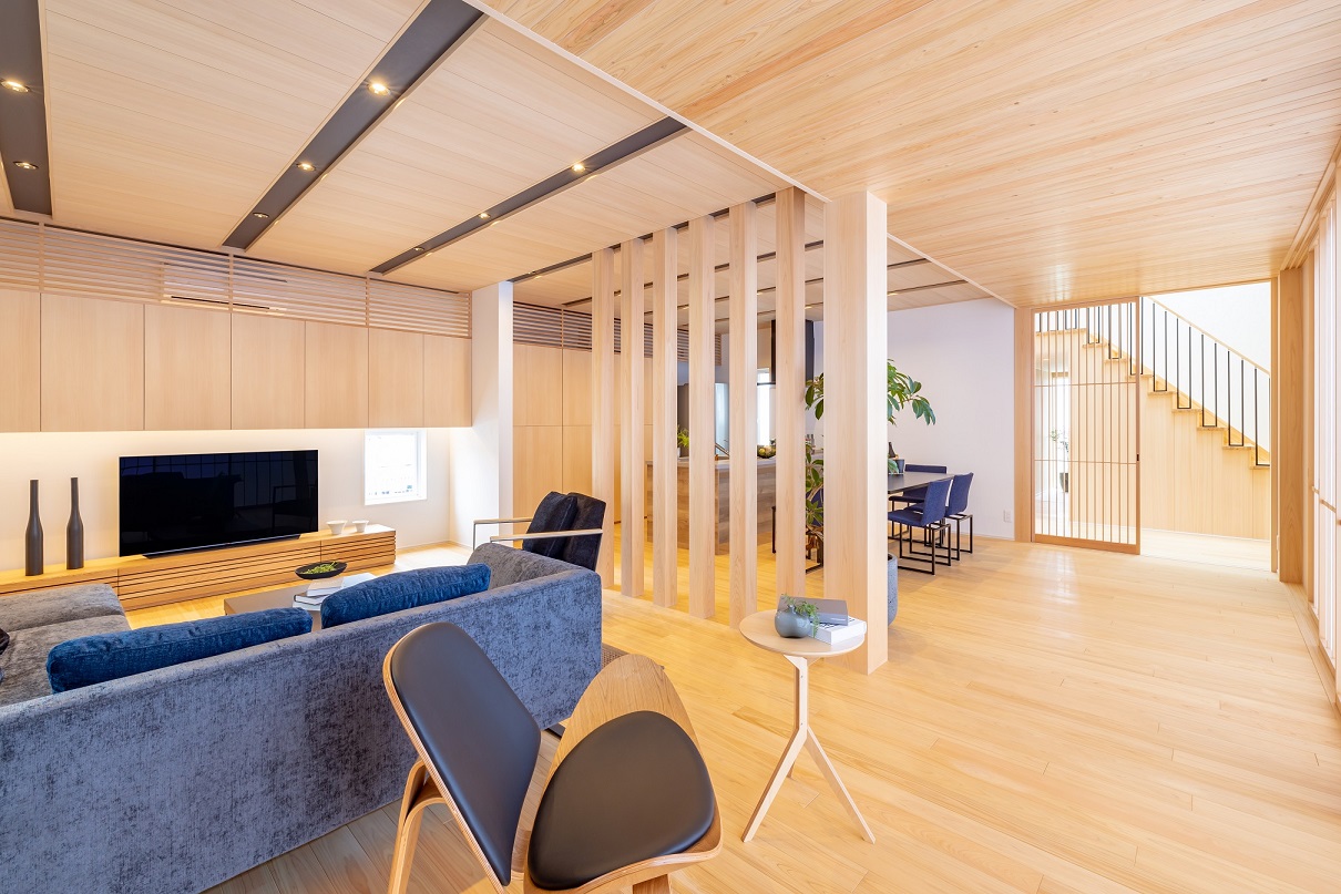 日本ハウスホールディングス 岐阜｜木目が美しいLDKの全体像。リビングとダイニングがシームレスに繋がり、家族での団欒を楽しめる設計
