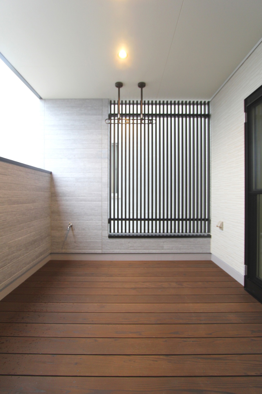 ナイスホーム｜リビングと段差がなく、アウトドアリビングとしてフラットに使えるバルコニー。LDKが2階にあるため、外からの視線も気にならない