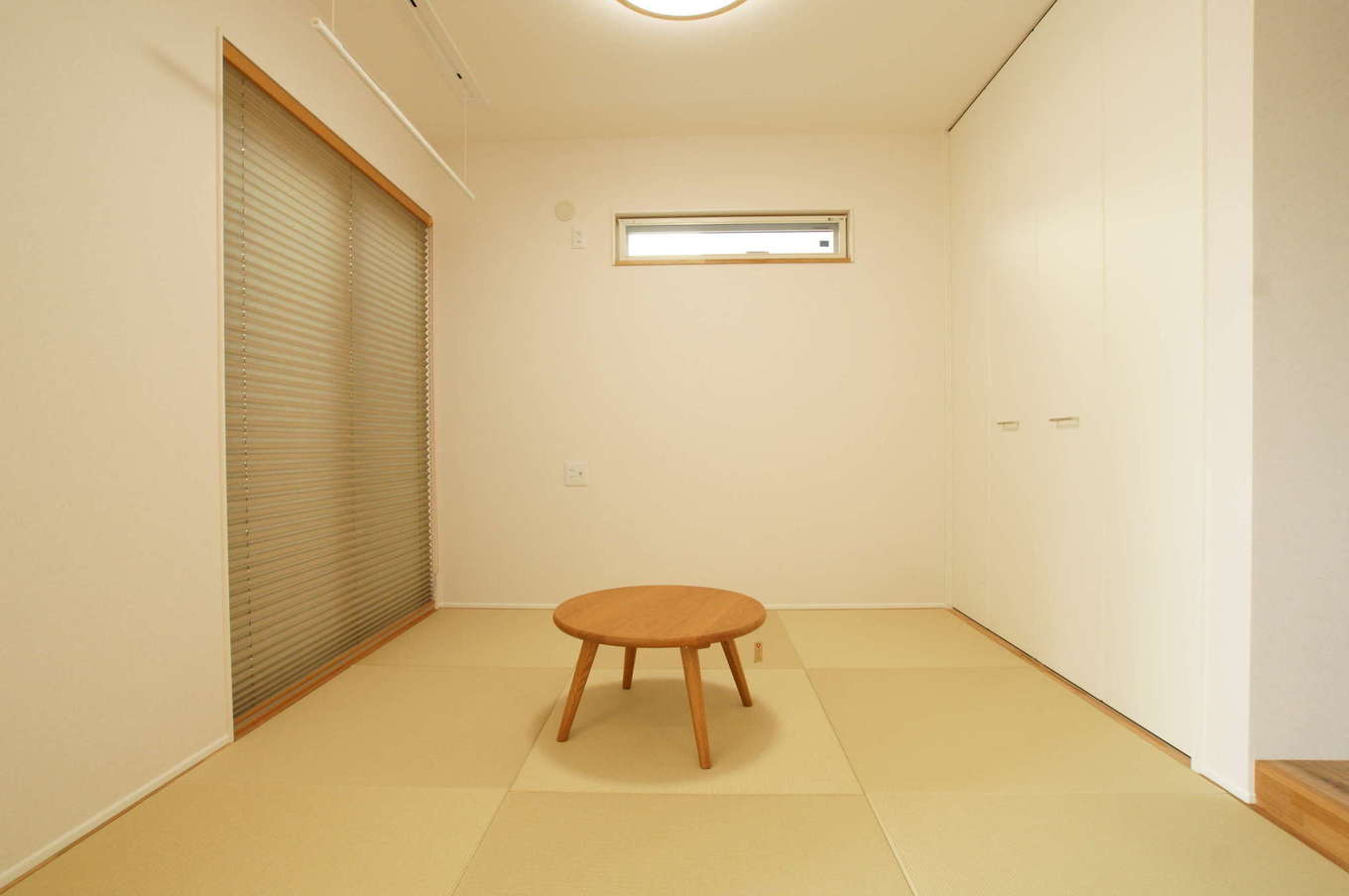 RIKYU 一級建築士事務所【デザイン住宅、間取り、建築家】和室は客間として使うのはもちろん、ゲストが泊まりに来たときの寝室にもなる。縁なしの畳を採用したり、天井まで届くハイドアの収納にしたことで空間が広く見える